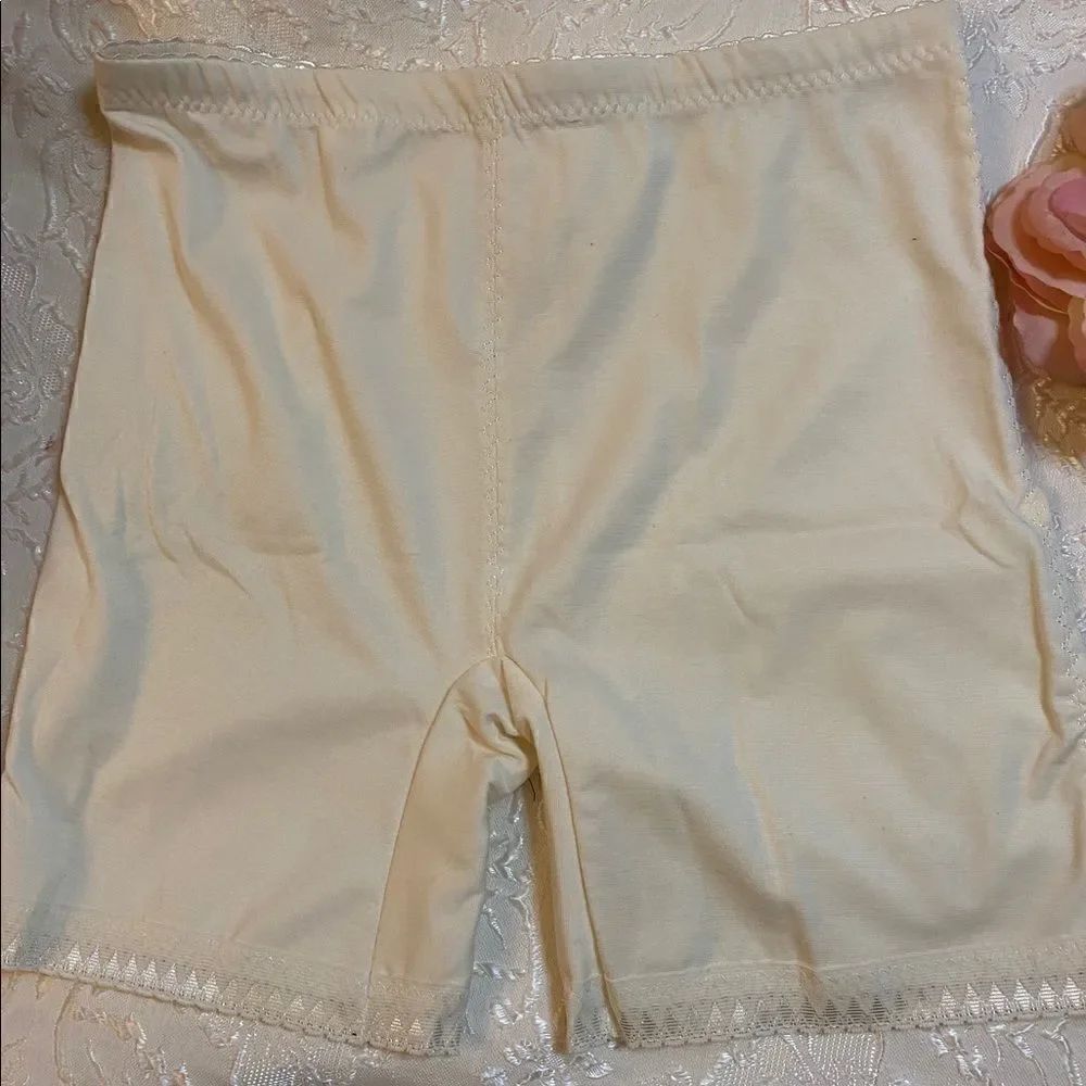 🎀Lacy Assorted Embroidery shorts tummy control - Picture 7 of 11
